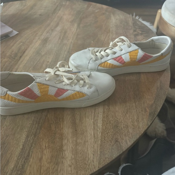 Super cute casual sneaker. - Picture 3 of 5